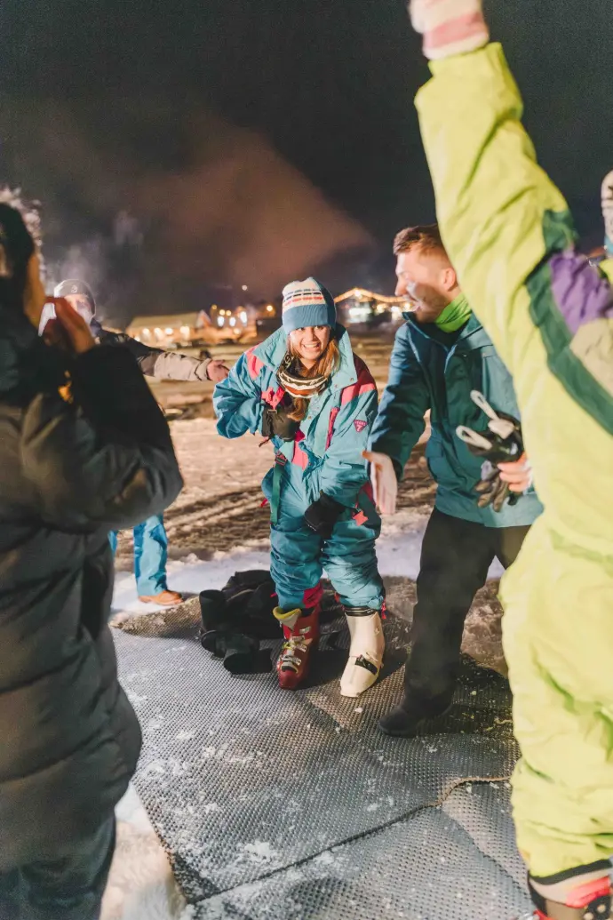Olympiade bronzée font du ski tenue de ski